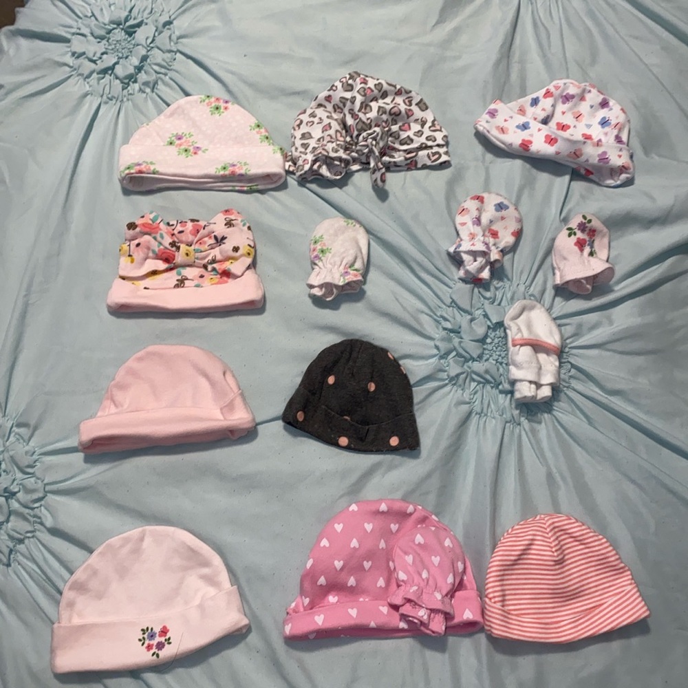 Bundle of baby hats and mittens all worn once 💜 super cute ! #mittens #babyhats